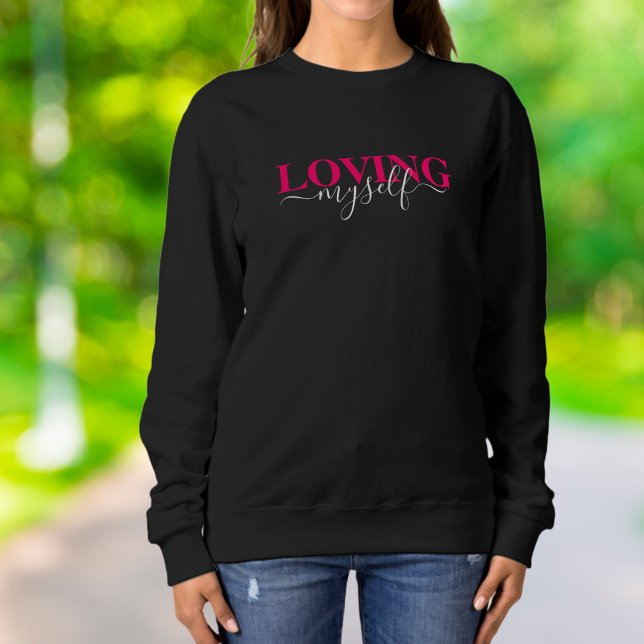 Sweatshirt Typographie de script rose en aimant moi-même (Créateur téléchargé)