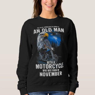 Sweatshirt Un Vieux Homme Avec Une Moto Qui Est Né En Novembr