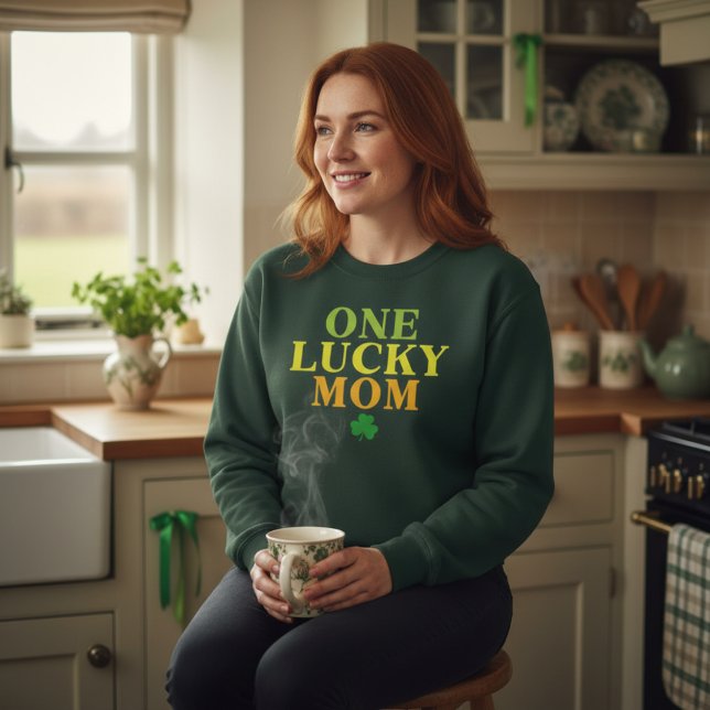 Sweatshirt Une maman chanceuse | Cadeau de Saint-Patrick pour (Créateur téléchargé)