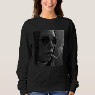 Sweatshirt Une nonne chaude fume la cigarette, rebelle person