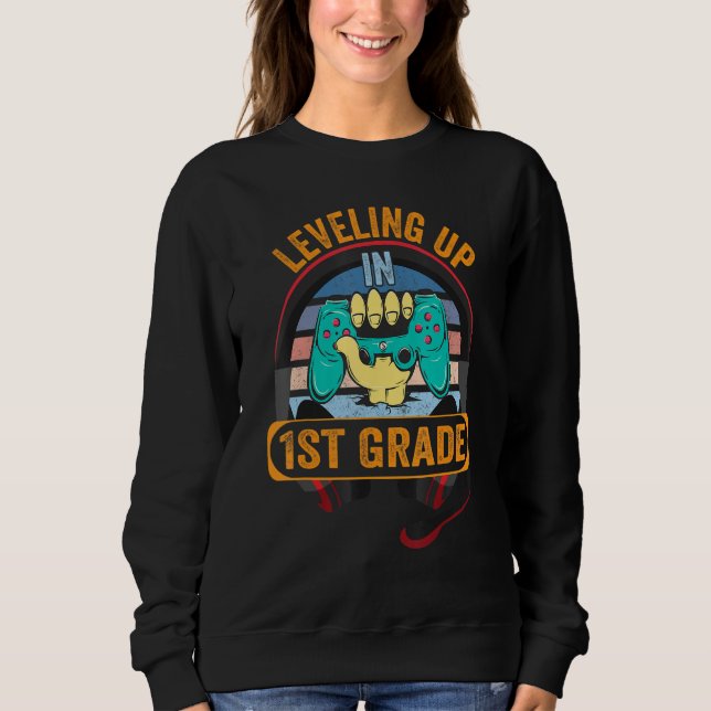 Sweatshirt Video Gaming  for students Leveling up in First Gr (Devant)
