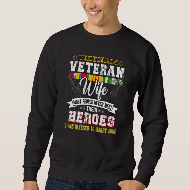 Sweatshirt VietNam Veteran Wife Most People Never Meet Their  (Devant)