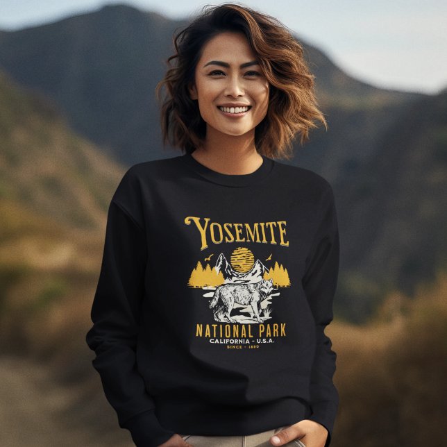 Sweatshirt Vintage Wolf in Yosemite Wilderness (Créateur téléchargé)