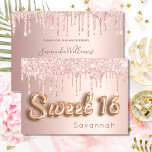 Sweet 16 rose or parties scintillant rose 16e invi<br><div class="desc">Pour une fête de luxe Sweet 16, 16ème anniversaire. Un faux métallique en or rose, un arrière - plan à l'apparence de feuille avec de l'or rose et des gouttes de parties scintillant rose, la peinture goutte à goutte. Le texte : Sweet 16 est écrit avec une police de style...</div>