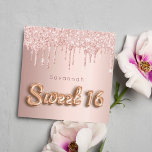 Sweet 16 rose or parties scintillant rose luxueux<br><div class="desc">Pour une fête de luxe Sweet 16, 16ème anniversaire. Un faux métallique en or rose, un arrière - plan à l'apparence de feuille avec de l'or rose et des gouttes de parties scintillant rose, la peinture goutte à goutte. Le texte : Sweet 16 est écrit avec une police de style...</div>