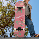 Sweet Pink Daisy Bouquet Retro Motif Skateboard<br><div class="desc">Sweet Pink Daisy Bouquet Retro Motif Skateboard. Joli design ludique,  couleurs rose sucrée et féminine par Dreaming Cocoon. Personnalisez ce jeu de skateboard comme un cadeau merveilleux pour une fille qui aime les fleurs et le skateboard.</div>