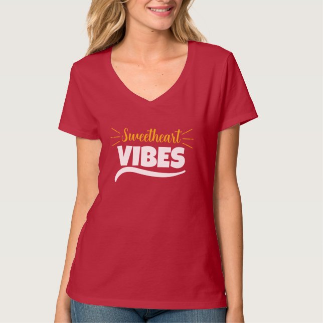 Sweetheart Vibes Graphic Women’s V-Neck T-Shirt (Devant)