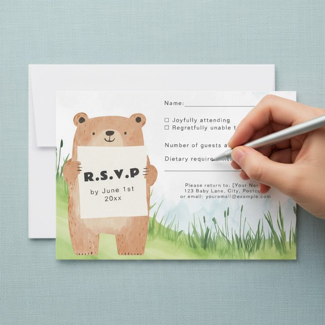 Symbole de tenue de l'ours mou RSVP carte herbe ar (Cute bear holding sign RSVP card grass background.)