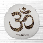Symbole léopard Om Méditation Yoga Coussin rond<br><div class="desc">Symbole Om empreinte de léopard, coussin circulaire personnalisé dédié à la méditation et au yoga. Parfait pour s'asseoir ou se placer derrière son dos dans une chaise confortable. Modifiez le nom à l'aide du Modèle fourni. L'arrière - plan et le dos sont en platine. Les dimensions sont de 16" de...</div>