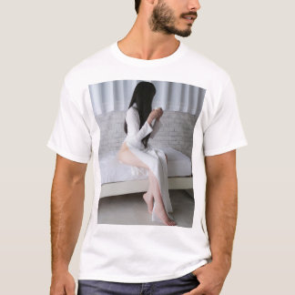 T-SHIRT アオザイを着た黒髪の女性がお茶を飲む