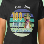 T-shirt 100 Jours de Dinosaure de l'école Monogramme étudi<br><div class="desc">Le design étudiant de 100 jours de Dinosaur de l'école est la meilleure façon de célébrer le jalon de votre 100e jour d'école! Ce design de dinosaures mignon et amusant montre à quel point l'école "dino-mite" peut être. Cette chemise est conçue pour apporter joie et excitation à votre journée. Avec...</div>