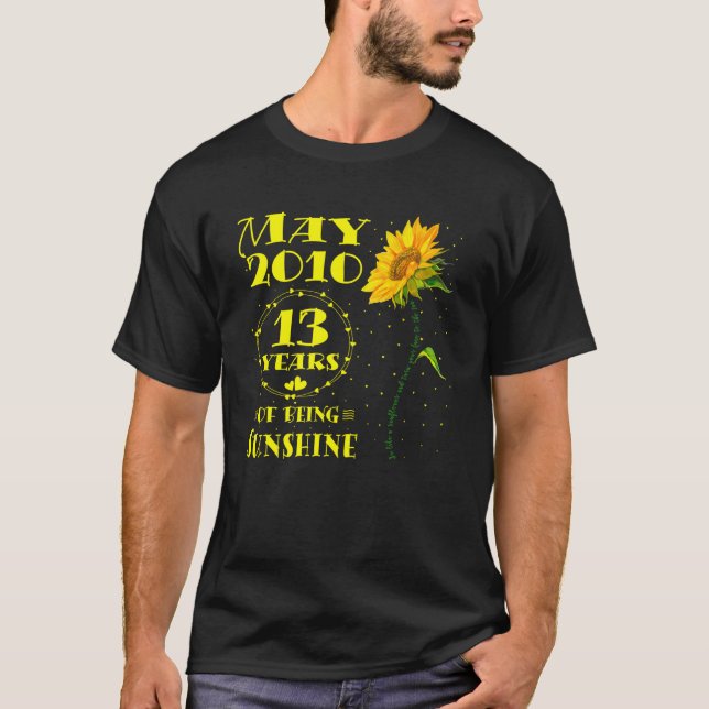 T-shirt 13e anniversaire 13 ans fille tournesol né mai (Devant)