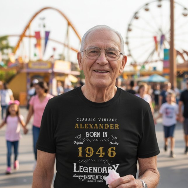 T-shirt 1946 Anniversaire Personnalisé Légendaire Noir (80th birthday t-shirt worn by a man at a theme park.)