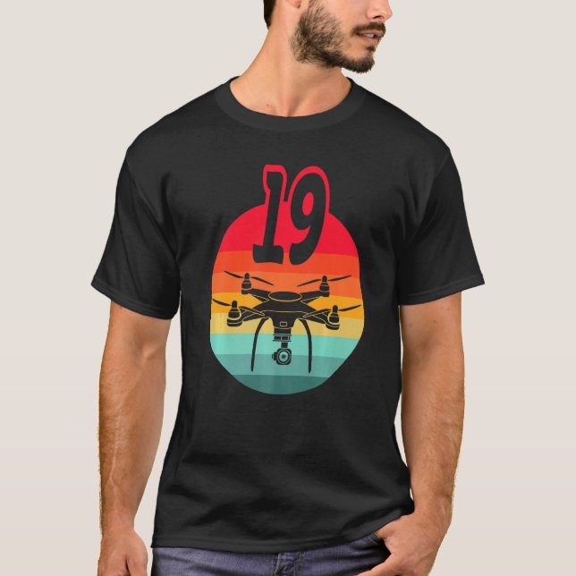 T-shirt 19e Anniversaire I Rétro Télécommande Drones Avec  (Devant)