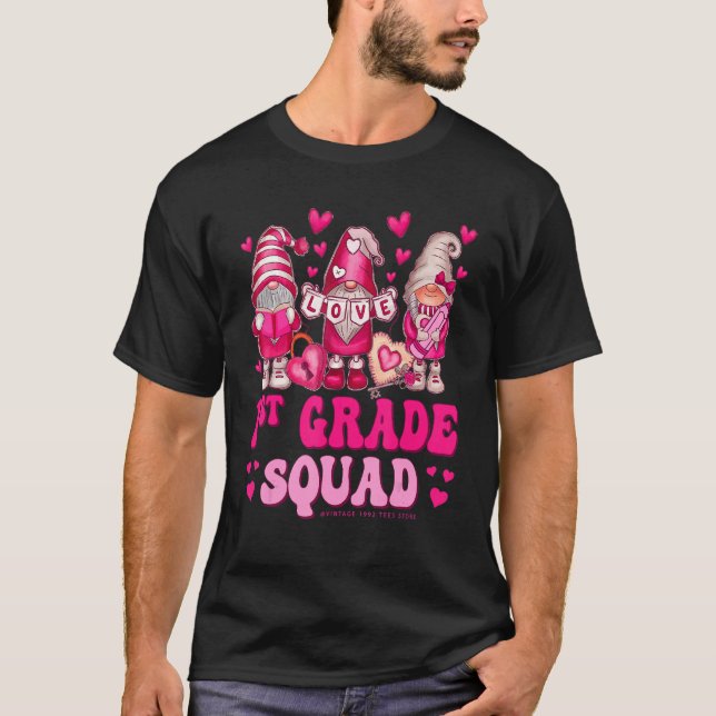 T-shirt 1st Grade Teacher Squad Valentines Day Gnomes Hold (Devant)