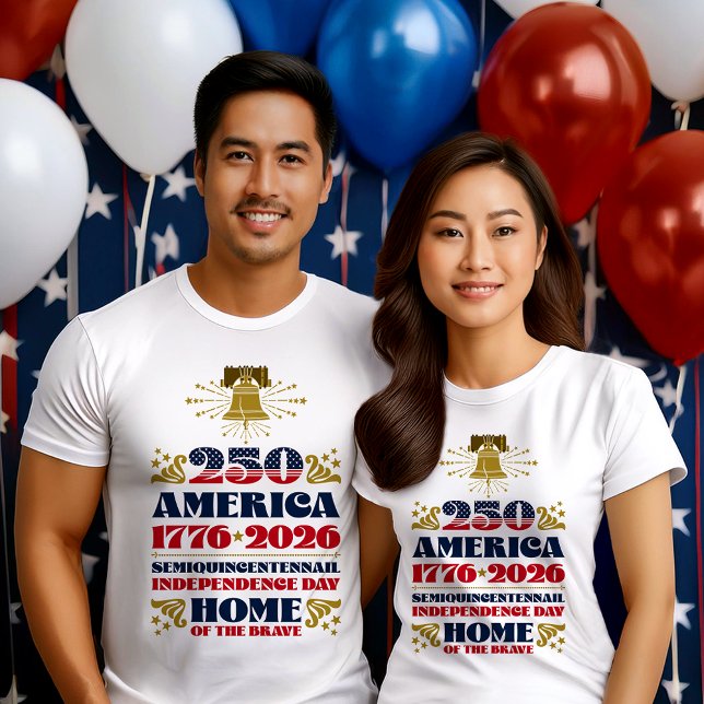 T-shirt 250e anniversaire de l'Amérique patriotiqu (A young couple wears the 250th America's Anniversary T-shirt designed by The American Family.)