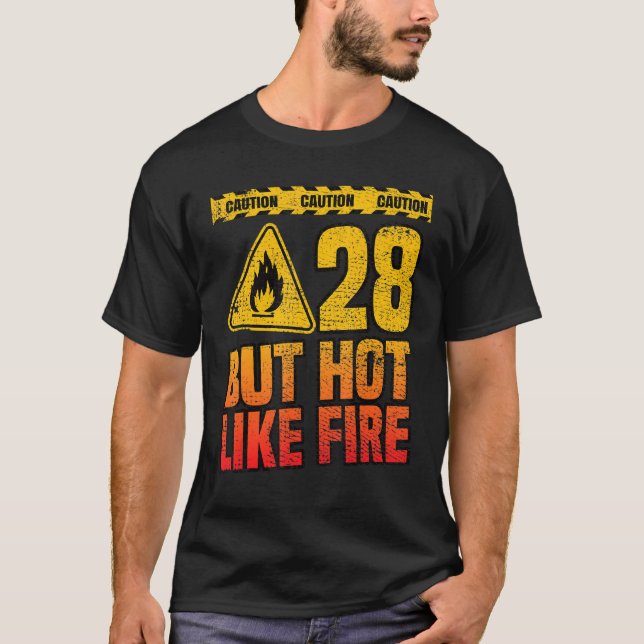 T-shirt 28e anniversaire. 28 ans mais chaud comme le feu.  (Devant)