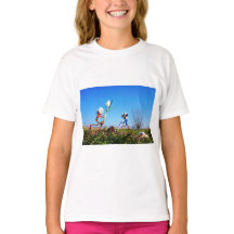 2 Fubby qui plantent une sphère de crocus.