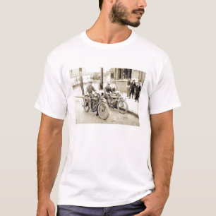 T-shirt 2 hommes sur la chemise de motos