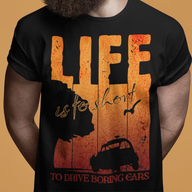 T-shirt 2CV Oldtimer Life est trop court pour conduire des (2CV T-Shirt in Black with a Orange Sunset Background)