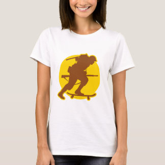 T-shirt 2ÈME GUERRE MONDIALE faisant de la planche à