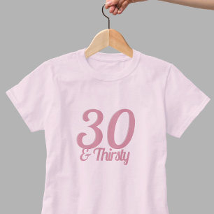 T-shirt 30 et soif Drôle rose 30e Anniversaire Slogan