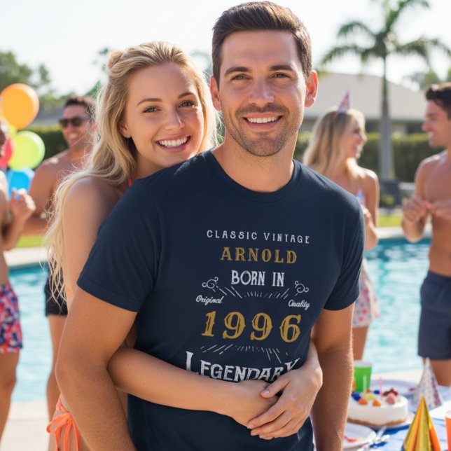 T-shirt 30e anniversaire Né en 1996 Légende Personnalisé (1996 Legendary T-shirt worn next to a pool.)