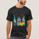 T-shirt 3 Gnomes Menorah Juif Hanoukka Chanukah Gardenin<br><div class="desc">3 Gnomes Menorah Juif Hanoukka Chanukah Gardening Cadeau</div>