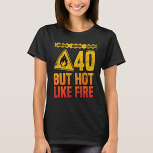 T-shirt 40e anniversaire. 40 Ans Mais Comme Un Feu Chaud.