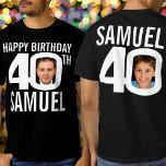 T-shirt 40e anniversaire nom personnalisé modèle photo bla<br><div class="desc">Joyeux 40e anniversaire texte blanc, photo personnalisée sur le devant et le dos, et nom sur la couleur foncée de votre T-shirt de choix. Fun 40ème photo personnalisée en noir gras et contraste blanc design d'anniversaire. Personnalisez cette chemise d'anniversaire avec deux photos de la personne d'anniversaire au milieu du numéro...</div>