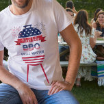 T-shirt 4 juillet Grill Master barbecue barbecue rouge et<br><div class="desc">Le t-shirt du maître barbecue moderne rouge,  blanc et bleu marine 4 juillet élégant et patriotique,  avec étoiles,  rayures,  feux d'artifice et lettrage style drapeau américain.</div>