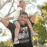 T-shirt 4 Photo de famille Nous t'aimons Papa<br><div class="desc">T-shirt papa personnalisé avec 4 photos de famille, les mots "nous t'aimons papa", et les noms des enfants. Parfait pour toutes occasions spéciales, anniversaires, noël ou fêtes des pères ! Conseil photo : Découpez vos photos en carré avant de télécharger pour vous assurer que le sujet est au centre pour...</div>