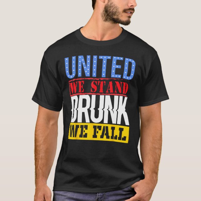 T-shirt 4th July American Holiday United We Stand Drunk We (Devant)
