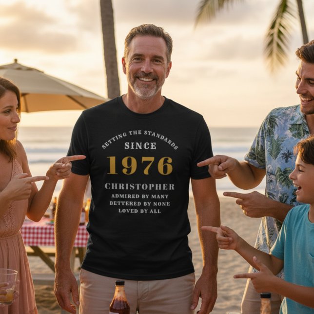 T-shirt 50e anniversaire 1976 Black White Gold Nom élégant (black personalized born 1976 T-shirt at a beach location)