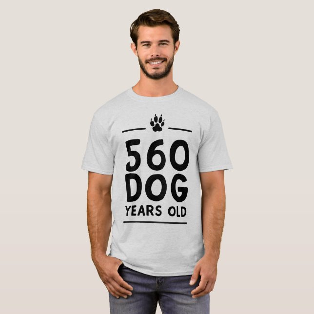 T-shirt 560 années de chien de vieux (Devant entier)