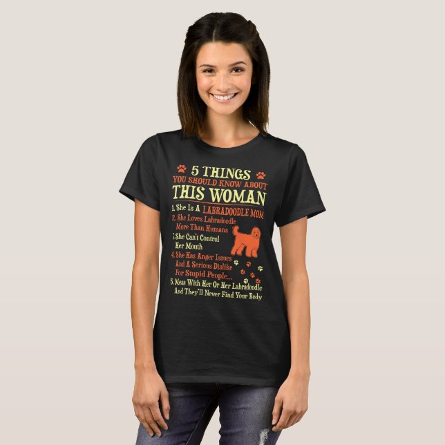 T-shirt 5 choses que vous devriez connaître la maman de (Devant entier)