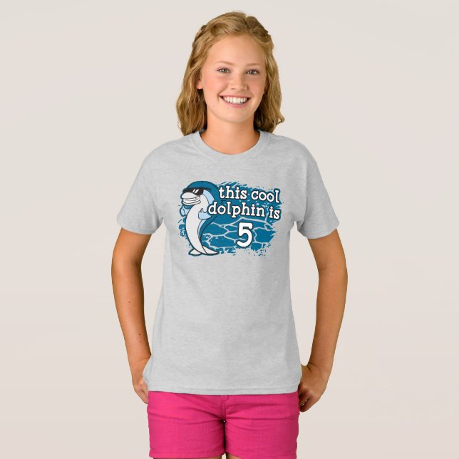 T-shirt 5e anniversaire de l'enfant Ce dauphin Cool est ci (Devant entier)