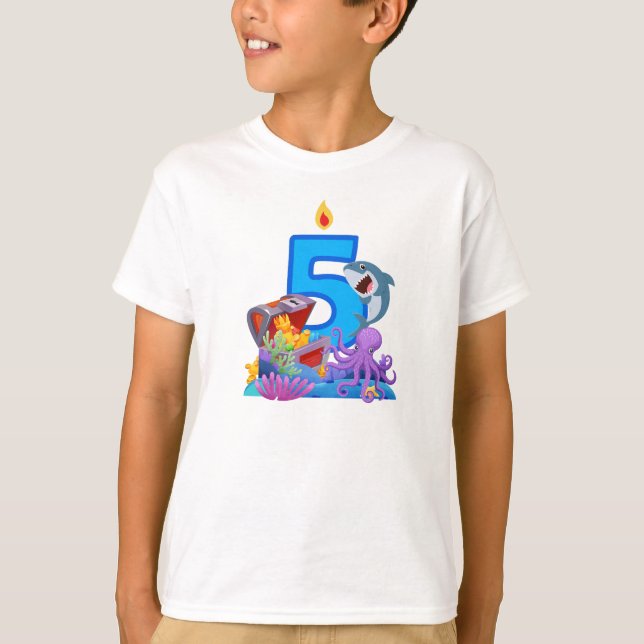 T-shirt 5e anniversaire thème océan requin et coffre au tr (Devant)