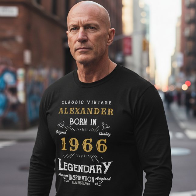 T-shirt 60e anniversaire 1966 Ajouter un nom Noir Or Légen (Born 1966 birthday long sleeve T-shirt. Background out of focus.)