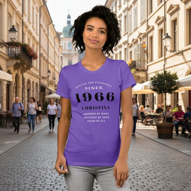 T-shirt 60e anniversaire 1966 Dames pourpres personnalisée (1966 purple t-shirt worn by a woman in a street.)