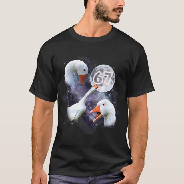 T-shirt 67 Meme Goose Howling At The Moon Funny Six Seven  (Devant)