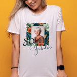 T-shirt 80 et fabuleux Motif Flower Photo Anniversaire<br><div class="desc">Elégant 80 et Fabulous Flower Motif Birthday Photo T-Shirt. 80 et texte fabuleux en script tendance et un motif de fleurs élégant et beau. Personnalisez-le avec votre nom et votre photo,  et faites-lui un élégant t-shirt d'anniversaire floral personnalisé.</div>