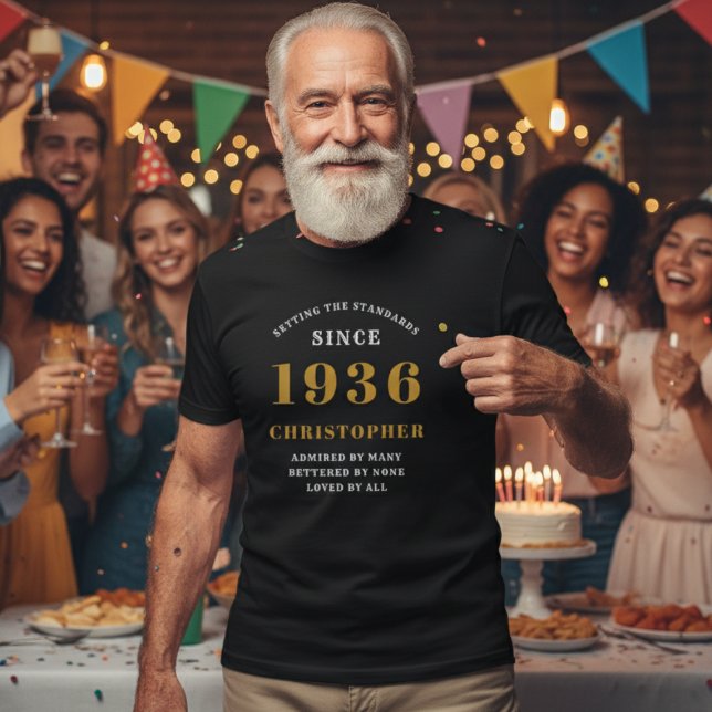 T-shirt 90e anniversaire personnalisé 1936 Nom Black Gold (1936 personalized t-shirt worn by a man at a party)