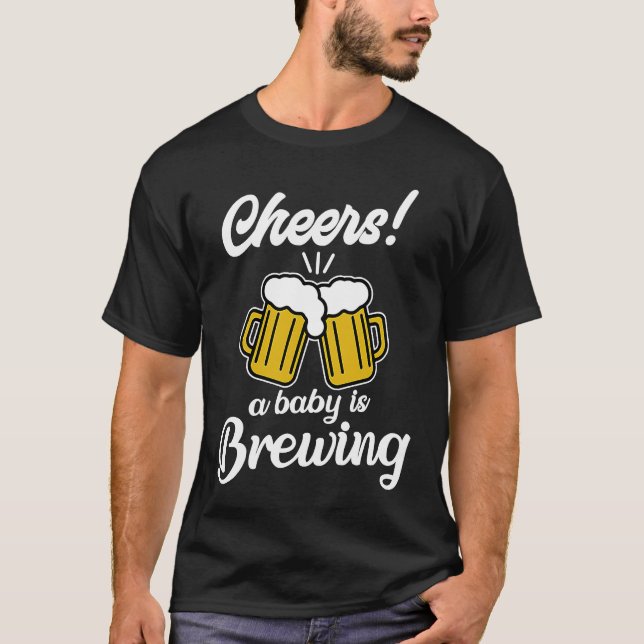 T-shirt A Baby is Brewing Cute Beer Pregnancy Announcement (Devant)