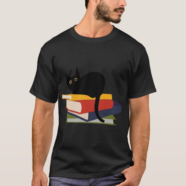 T-shirt A black cat sits on top of a stack of five books. (Devant)