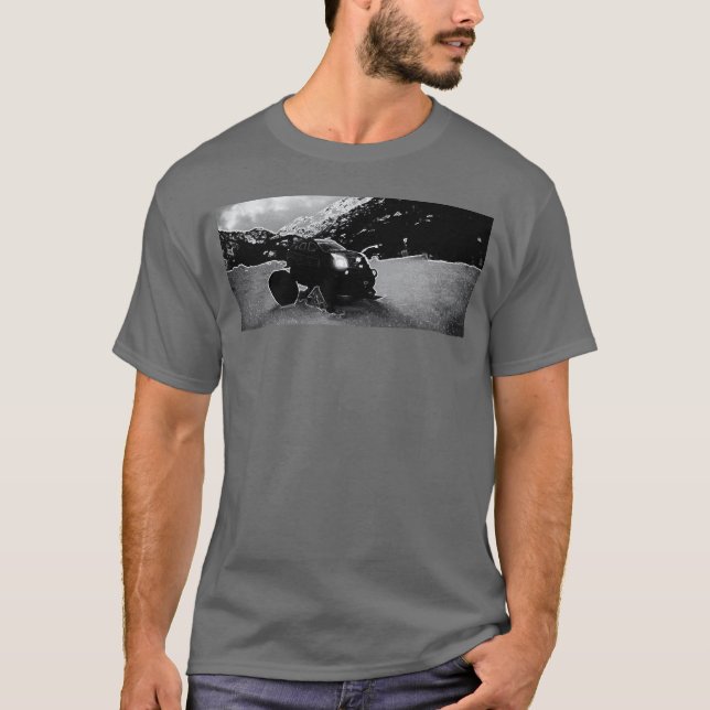 T-shirt A Custom Cadillac Hobby RC Car in Snowy Mountains  (Devant)