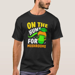 T-shirt À La Chasse Pour Les Champignons À La Récupération