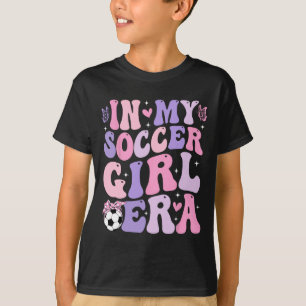 T-shirt À l'ère de ma fille footballeuse Rétro Groovy Fill