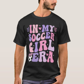 T-shirt À l'ère de ma fille footballeuse Rétro Groovy Fill