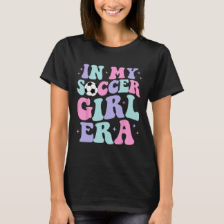 T-shirt À l'ère de ma fille footballeuse Rétro Groovy Fill
